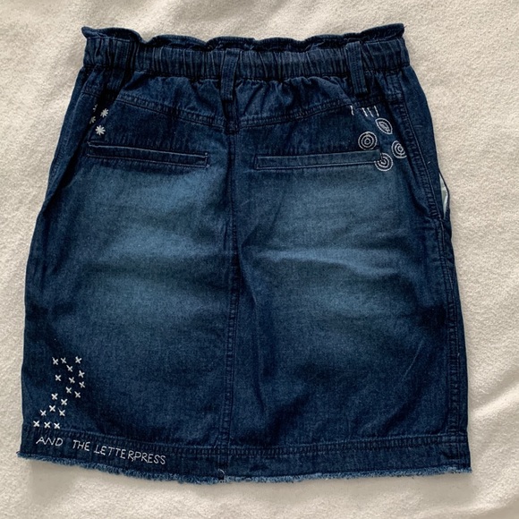 Anthropologie denim skirt with embroidery details - Never worn NWT size S - Picture 3 of 5